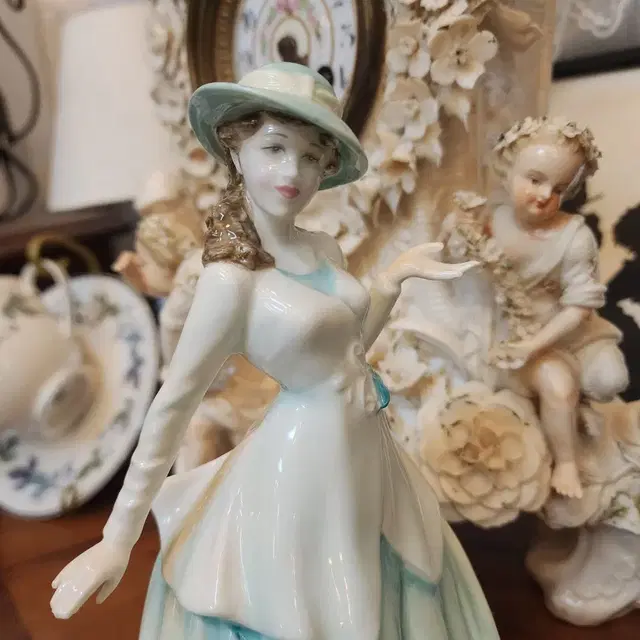 영국 로얄덜튼 Royal Doulton 로레인 여인 피겨린