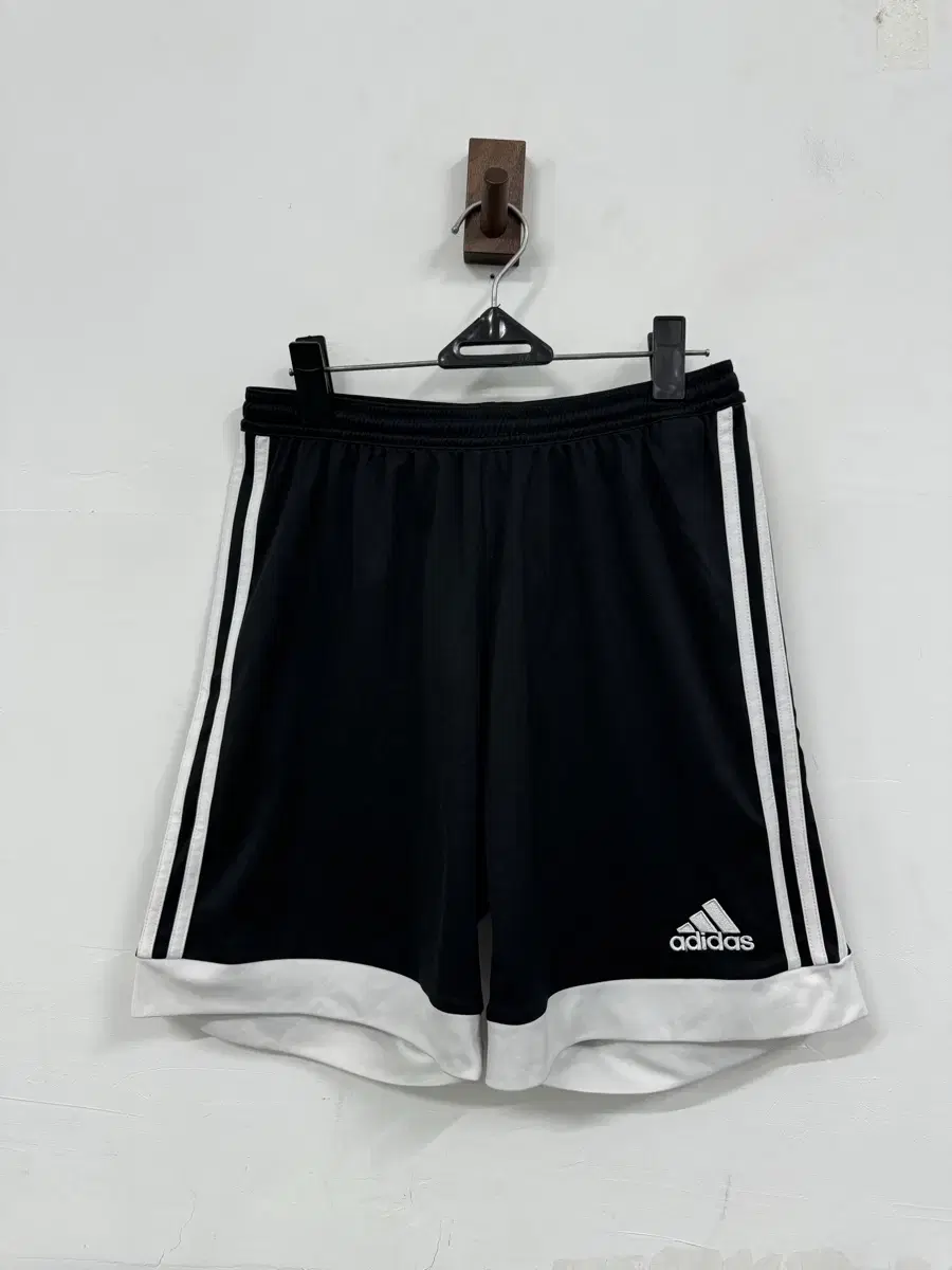 (33)Adidas training vahn