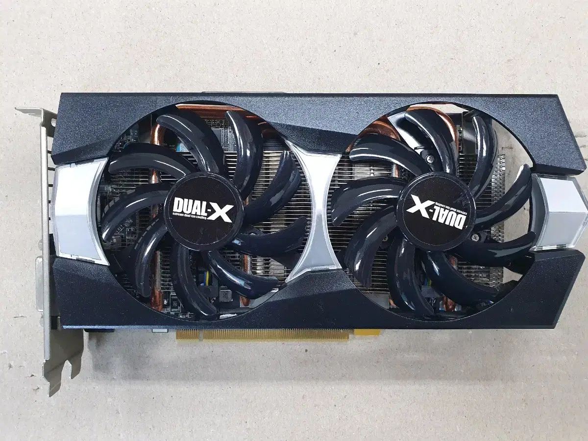 사파이어 R9 270X 2GB 팝니다