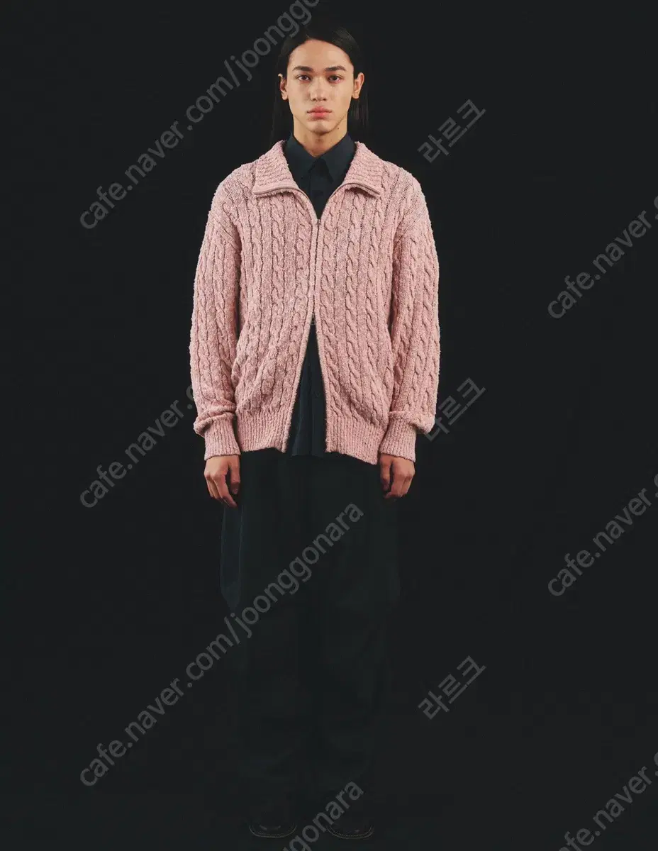 Artifacts / Boucle cable knit zip-up in down pink / L