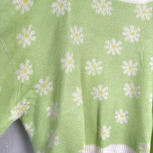 vintage daisy crop knit sweater