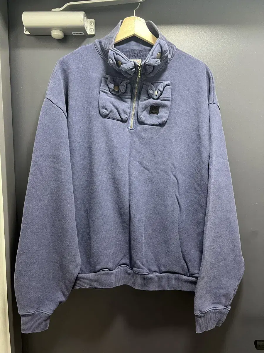 [Quick sale] capital half house sweatshirt navy for sale.