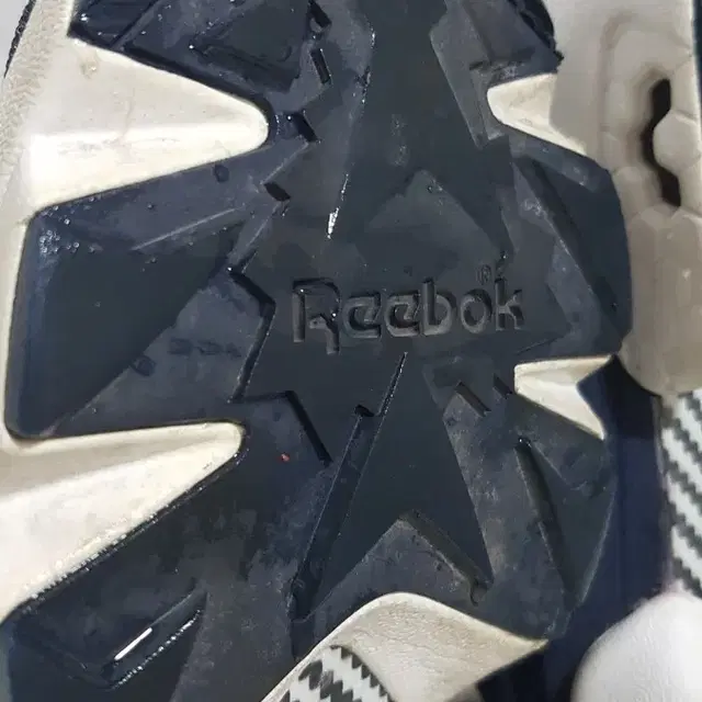 택포 255-260 A급 정품 REEBOK 인스타펌프 퓨리 쿠션 운동화