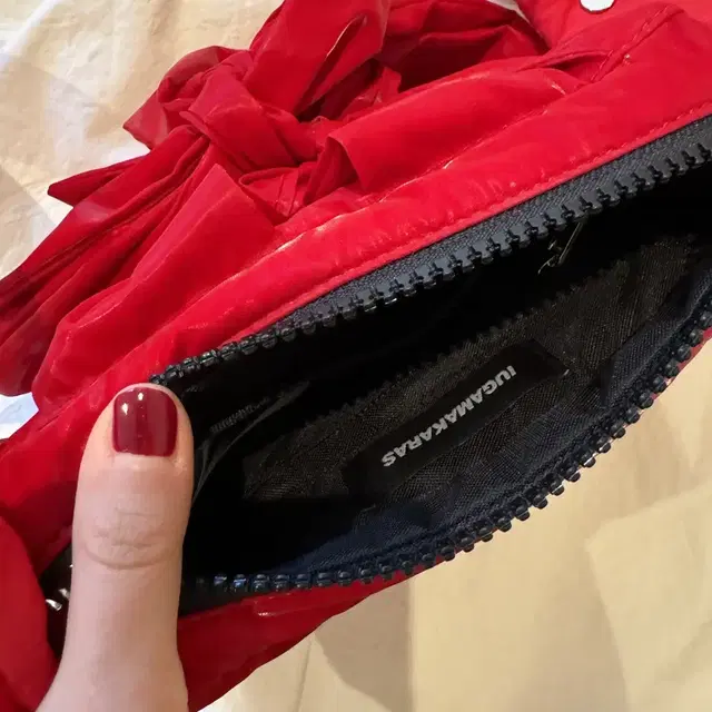 이우가마카라스 Knotted Micro Padding Bag (Gloss