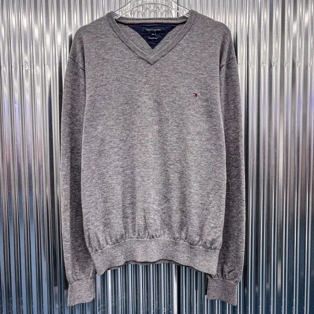 Tommy Hilfiger Lamb's Wool V-Neck Knit (Domestic XL) I821