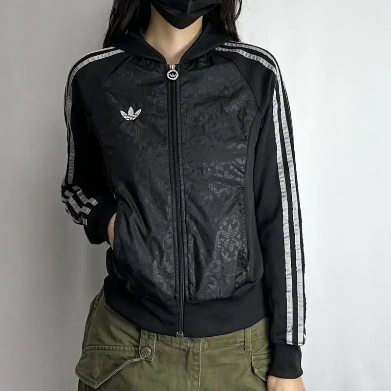 [95] Adidas Silver Logo Hooded Zip-Up Jersey