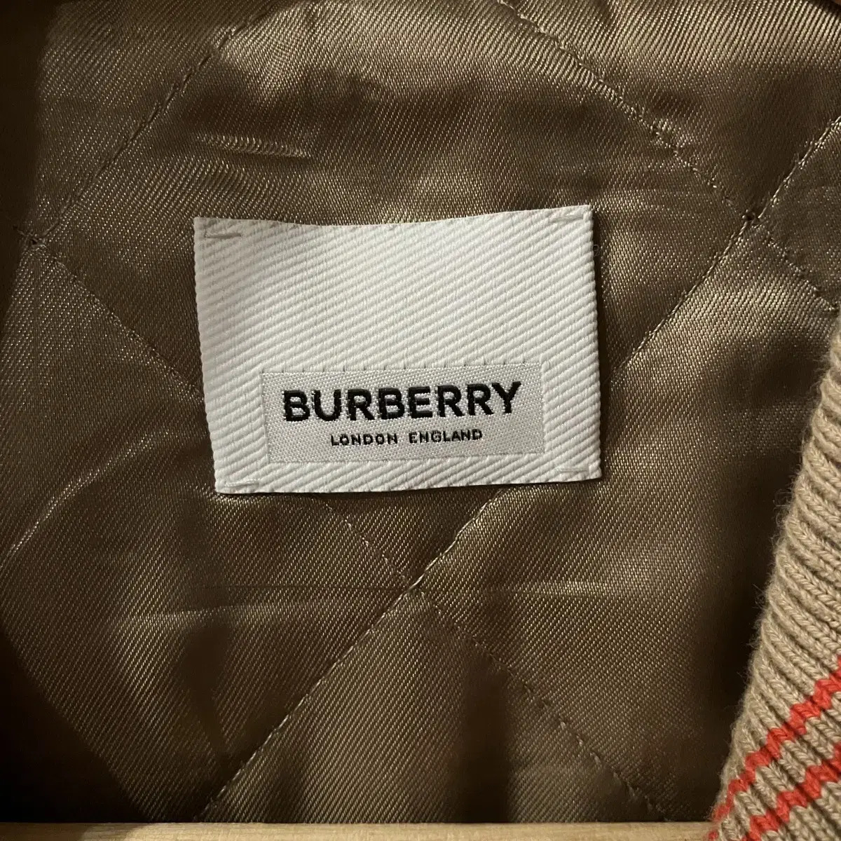 버버리 Burberry 킹덤 백로고 봄버 (바시티) 판매합니다