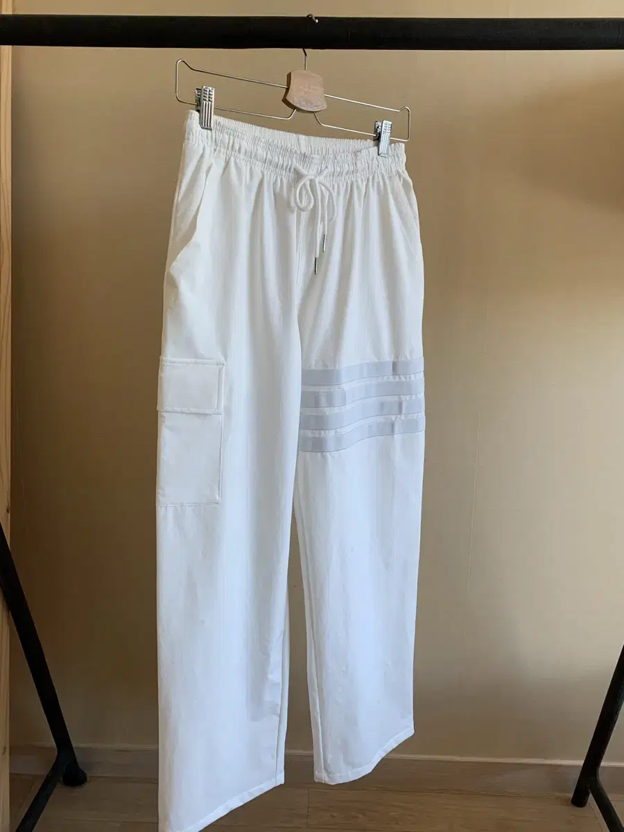 Diagonal White Semi-Wide Sweatpants 30-34