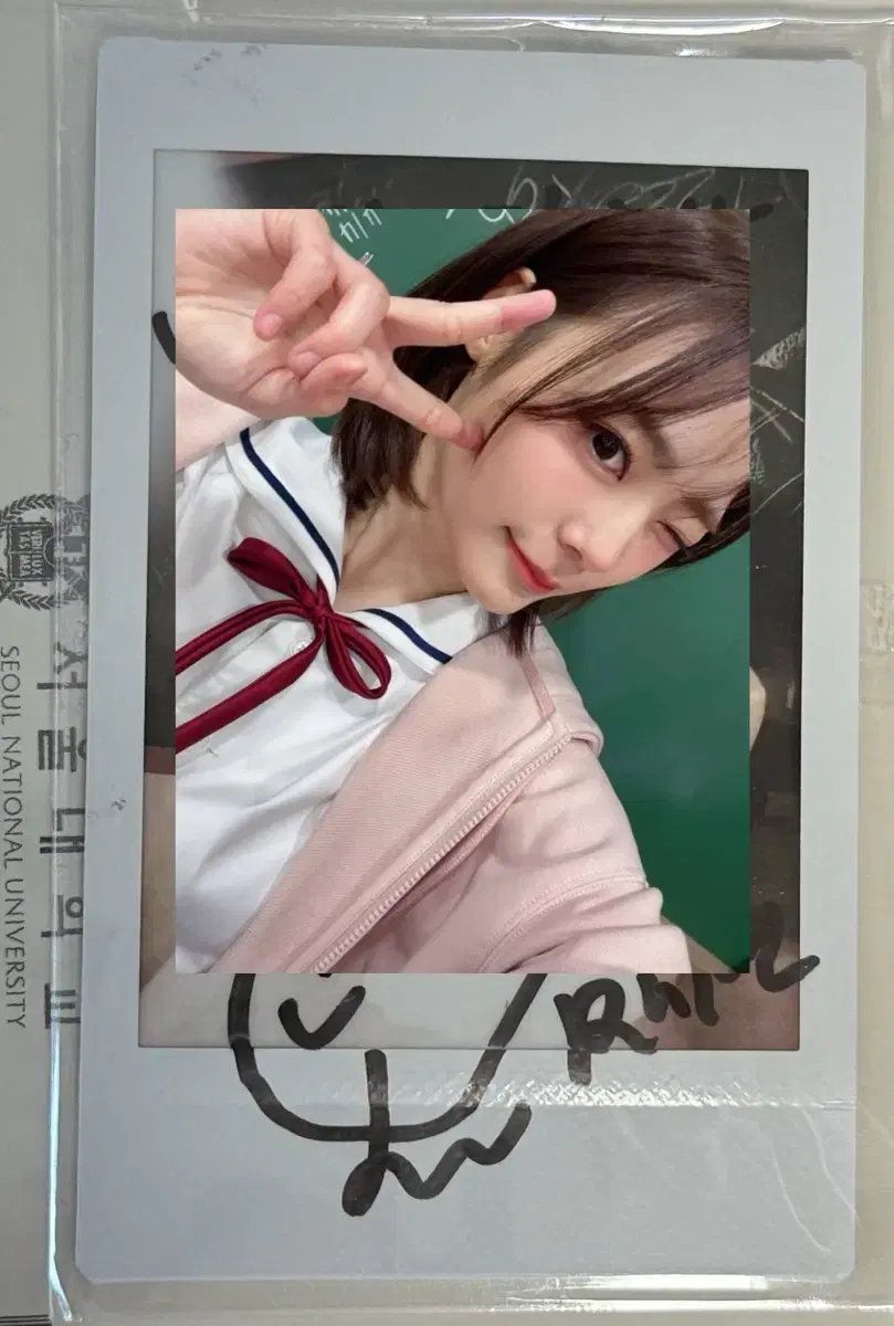 QWERsiyeon sign polaroid