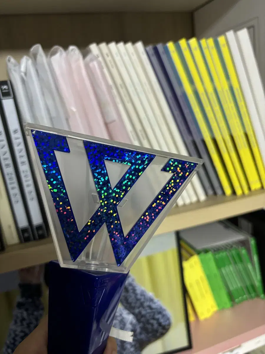 Winner lightstick sells island bong!