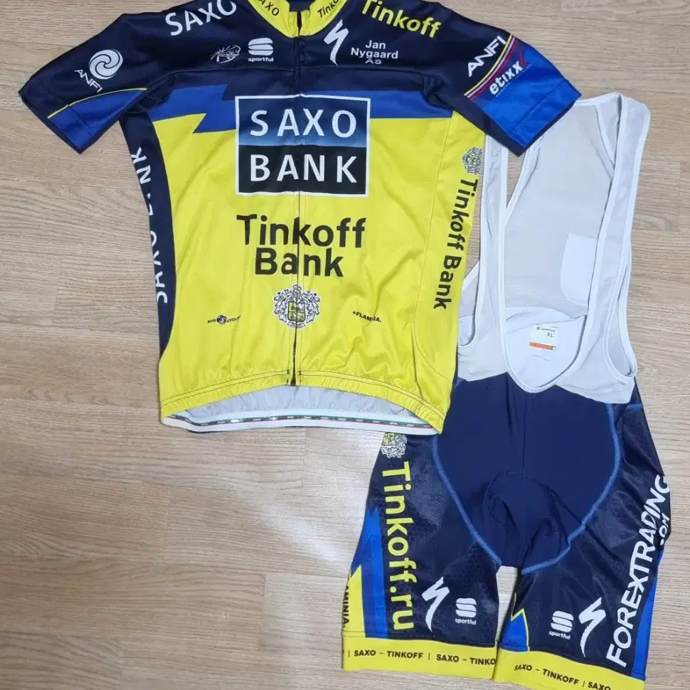 정품 Saxo-Tinkoff 프로팀 빕숏, 져지 세트