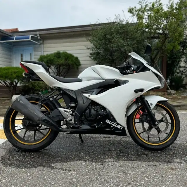 스즈키 gsxr-125 18년식 흰색차량 판매합니다.