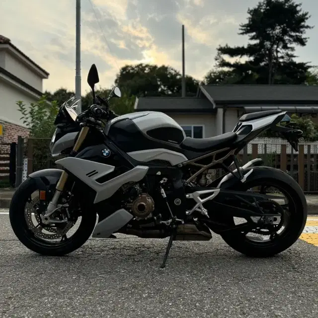 bmw s1000r 싱글알 신차보증차량 판매합니다.