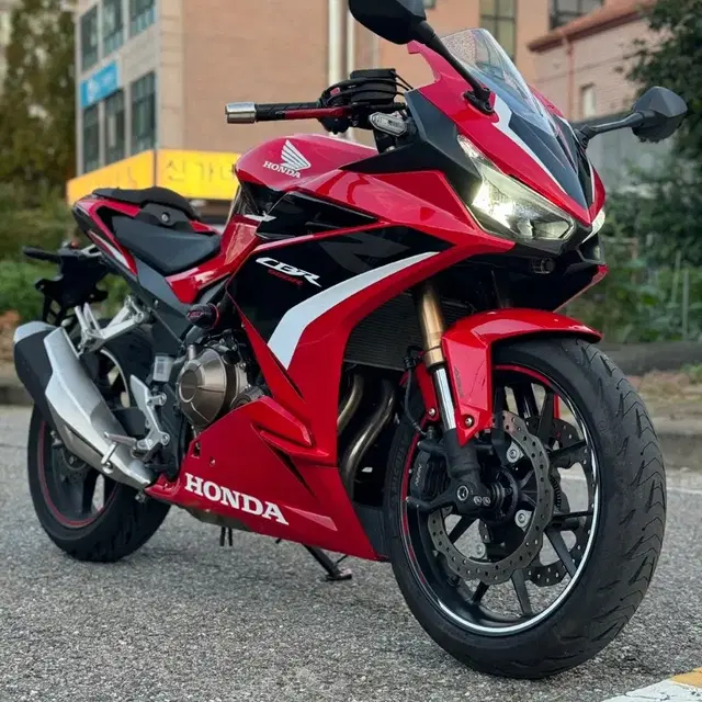 23년식 신차급 cbr500r 블박2채널 판매합니다.