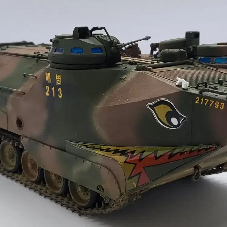 1/35 LVTP-7 해병 상륙장갑차 프라모델 완성품