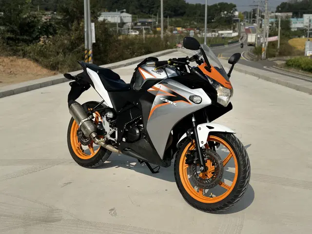 cbr125/11년 은주 실매물 머플러튜닝 엔진상급차량 판매합니다.