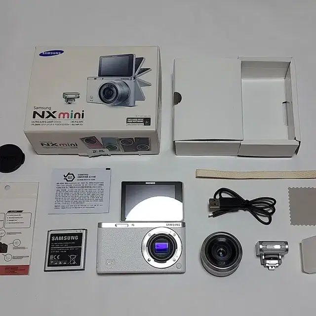 삼성 NX MINI + 17mm 1.8 단렌즈 158g 22mm