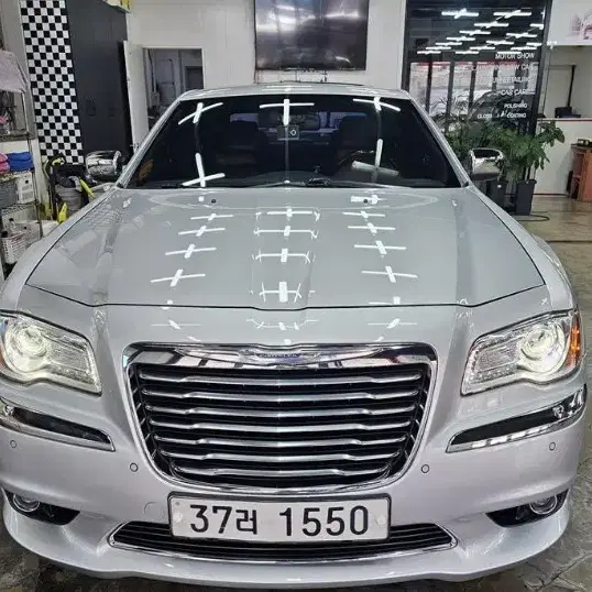 크라이슬러 더뉴300C 입니다 .