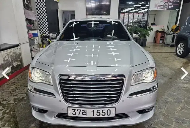 크라이슬러 더뉴300C 입니다 .