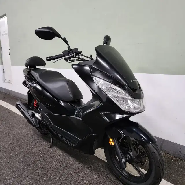 15년식 혼다 pcx125 컨디션 최상 판매합니다.