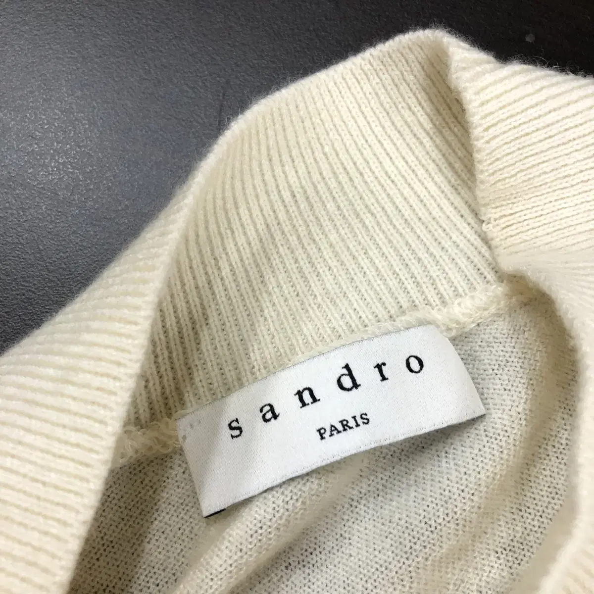 [ SANDRO ] 산드로 아이보리 로고자수 니트