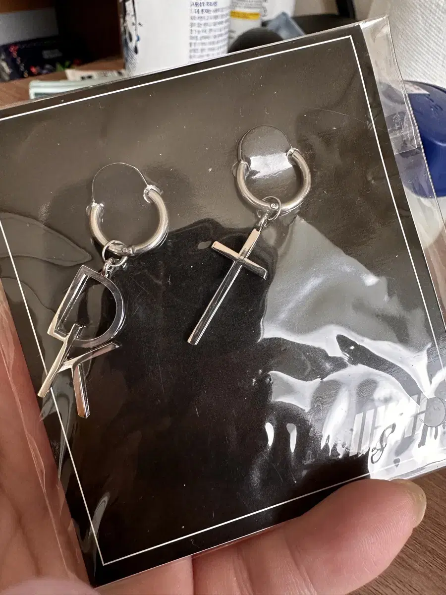 ikon donghyuk earrings sell