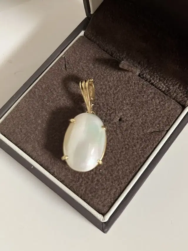 Mother of Pearl Pendant 14k