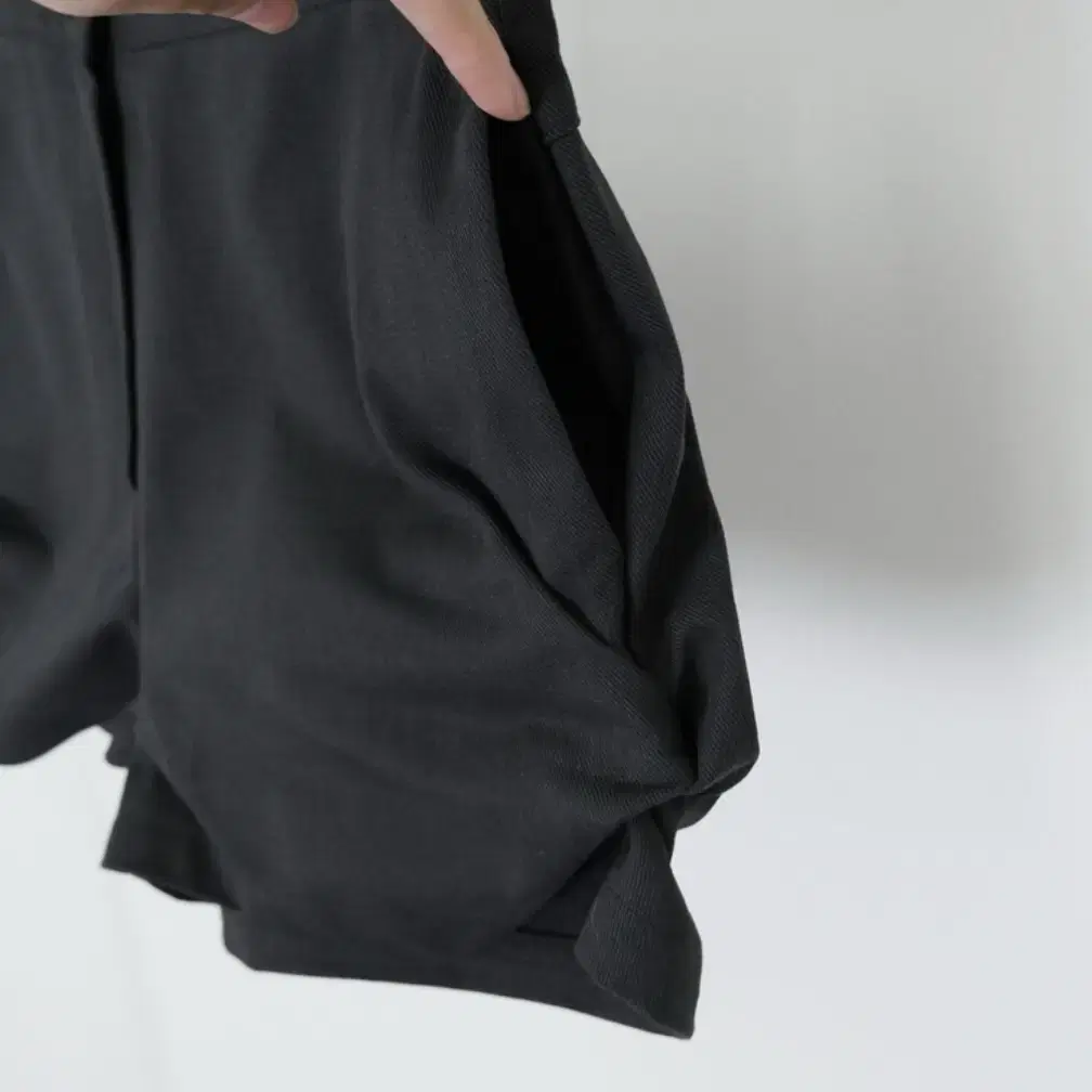 비삼샵 side twist shorts (charcoal)