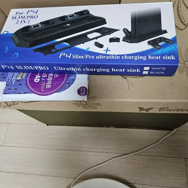 PS4 Pro 충전 거치+쿨링 스탠드 새제품 팝니다