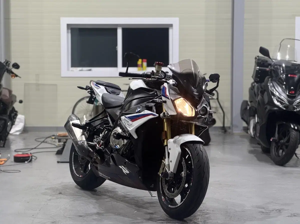 BMW s1000r 18년식 아크라구변 . 투채널블박 . 퀵시프트