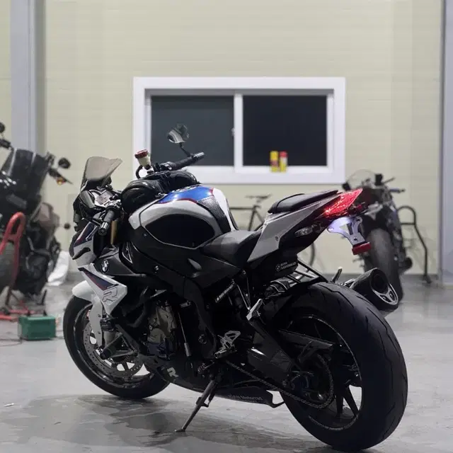 BMW s1000r 18년식 아크라구변 . 투채널블박 . 퀵시프트