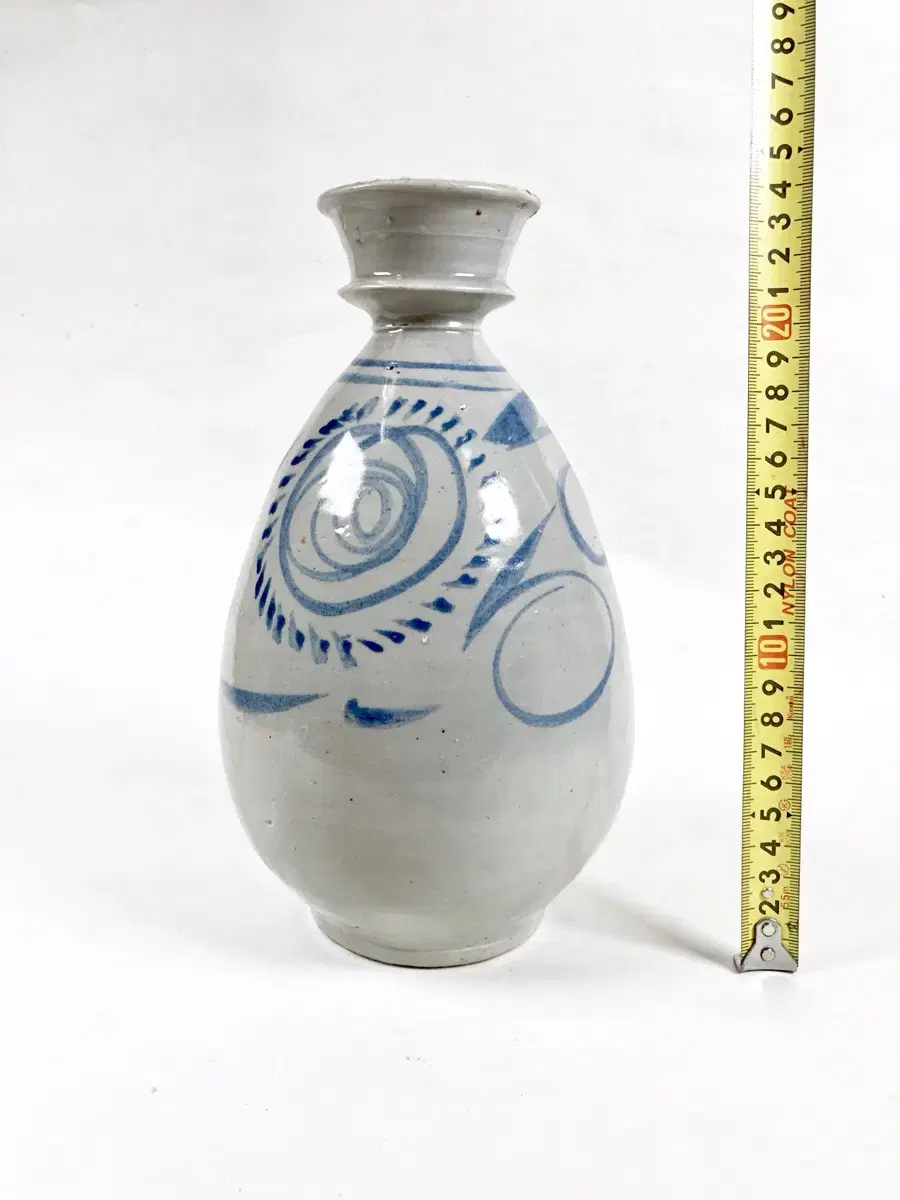 Blue and white porcelain abstract pattern bottle