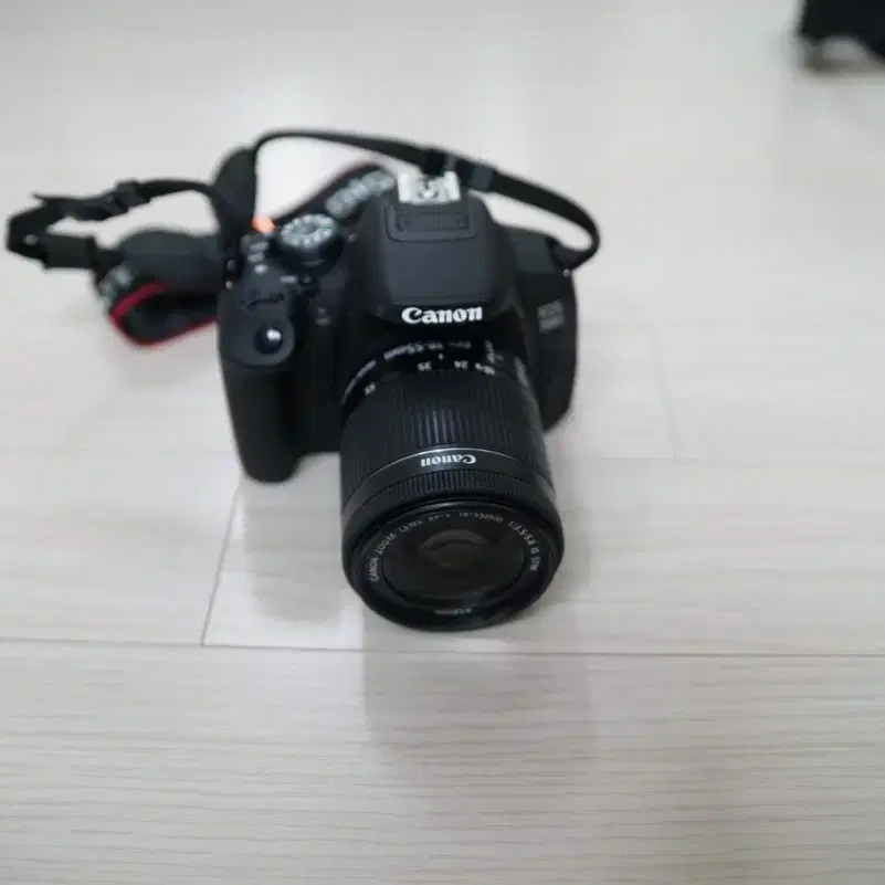 누적컷수 100컷의 S급 캐논 EOS 700D 와 18-55렌즈 세트