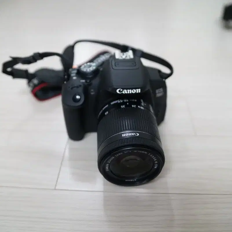 누적컷수 100컷의 S급 캐논 EOS 700D 와 18-55렌즈 세트