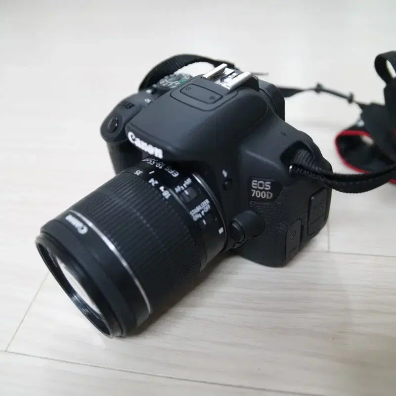 누적컷수 100컷의 S급 캐논 EOS 700D 와 18-55렌즈 세트