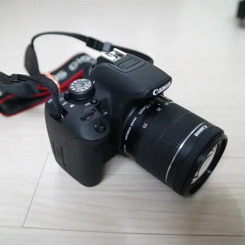 누적컷수 100컷의 S급 캐논 EOS 700D 와 18-55렌즈 세트