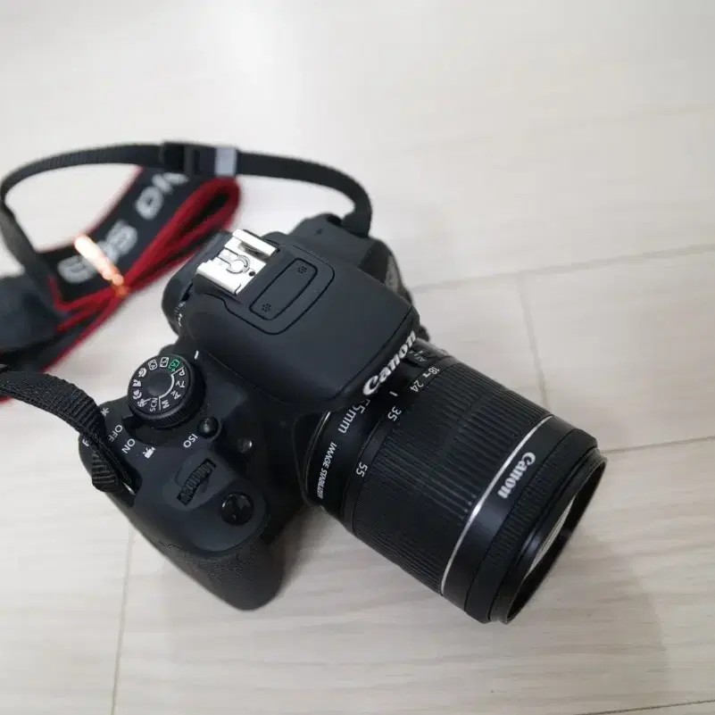 누적컷수 100컷의 S급 캐논 EOS 700D 와 18-55렌즈 세트