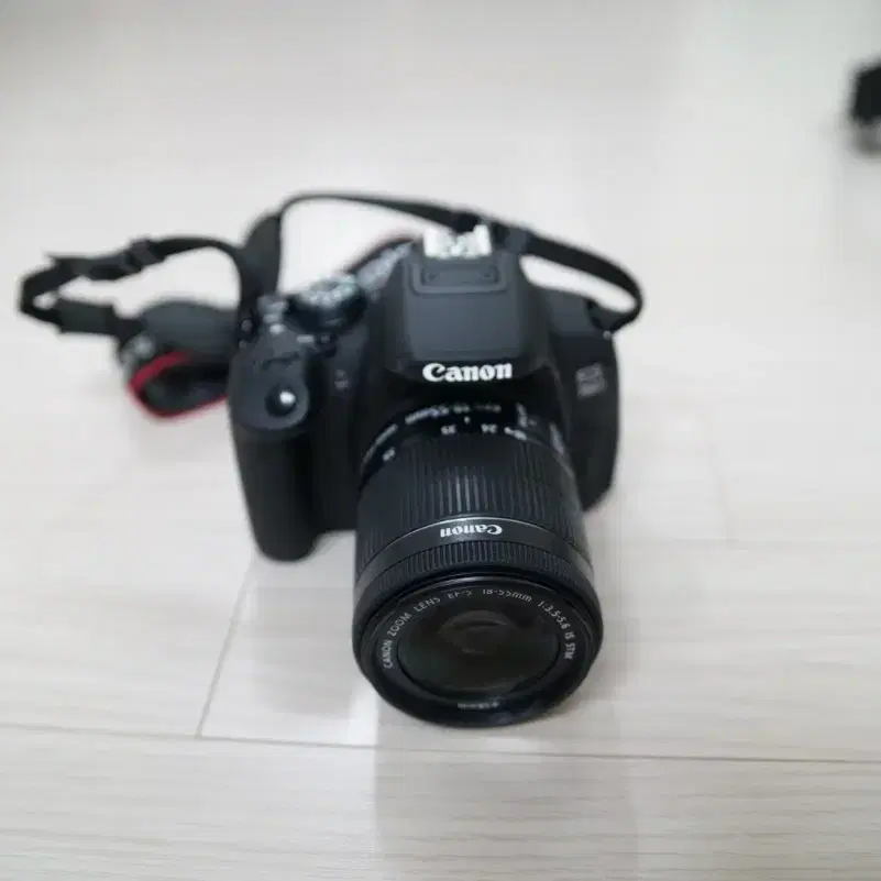 누적컷수 100컷의 S급 캐논 EOS 700D 와 18-55렌즈 세트