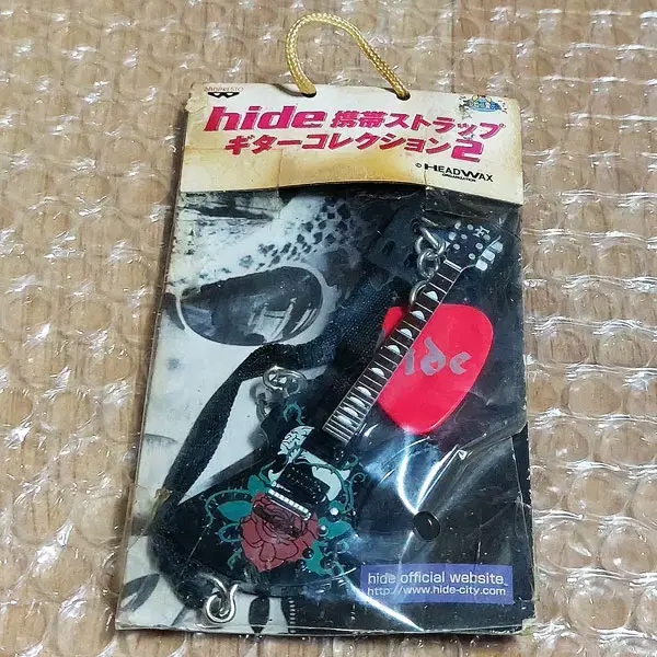 Sells 'Hide Signature Guitar, Peak Strap Key Holder' (unsealed)