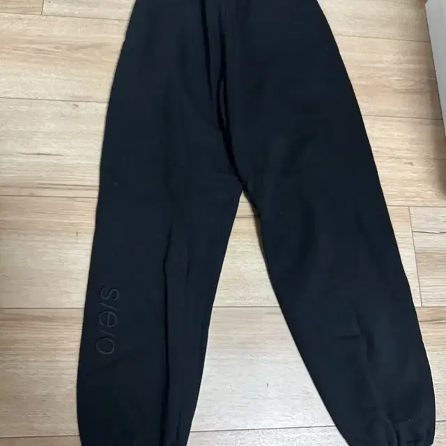 에스이오 LOGO TRACK PANTS BLACK 1