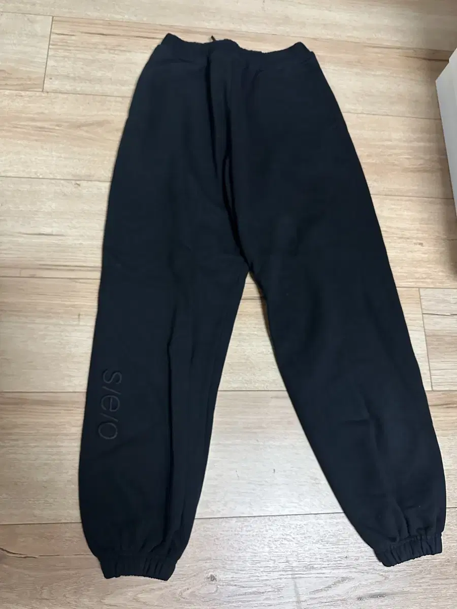 에스이오 LOGO TRACK PANTS BLACK 1