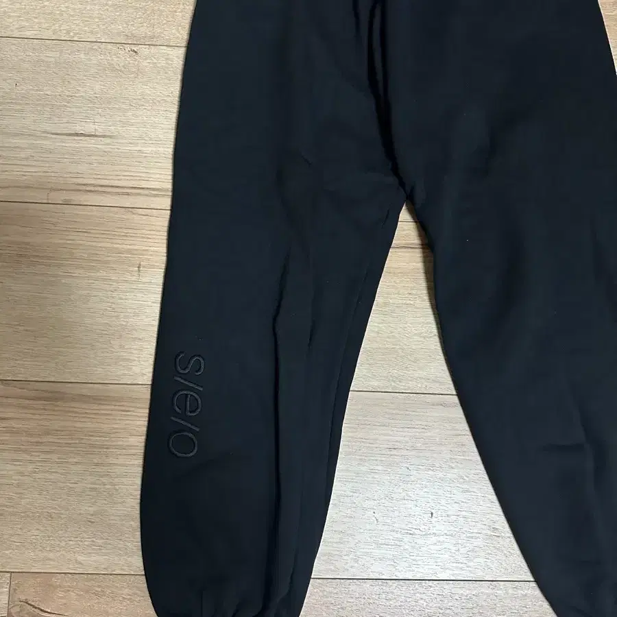 에스이오 LOGO TRACK PANTS BLACK 1