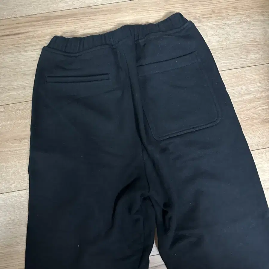 에스이오 LOGO TRACK PANTS BLACK 1