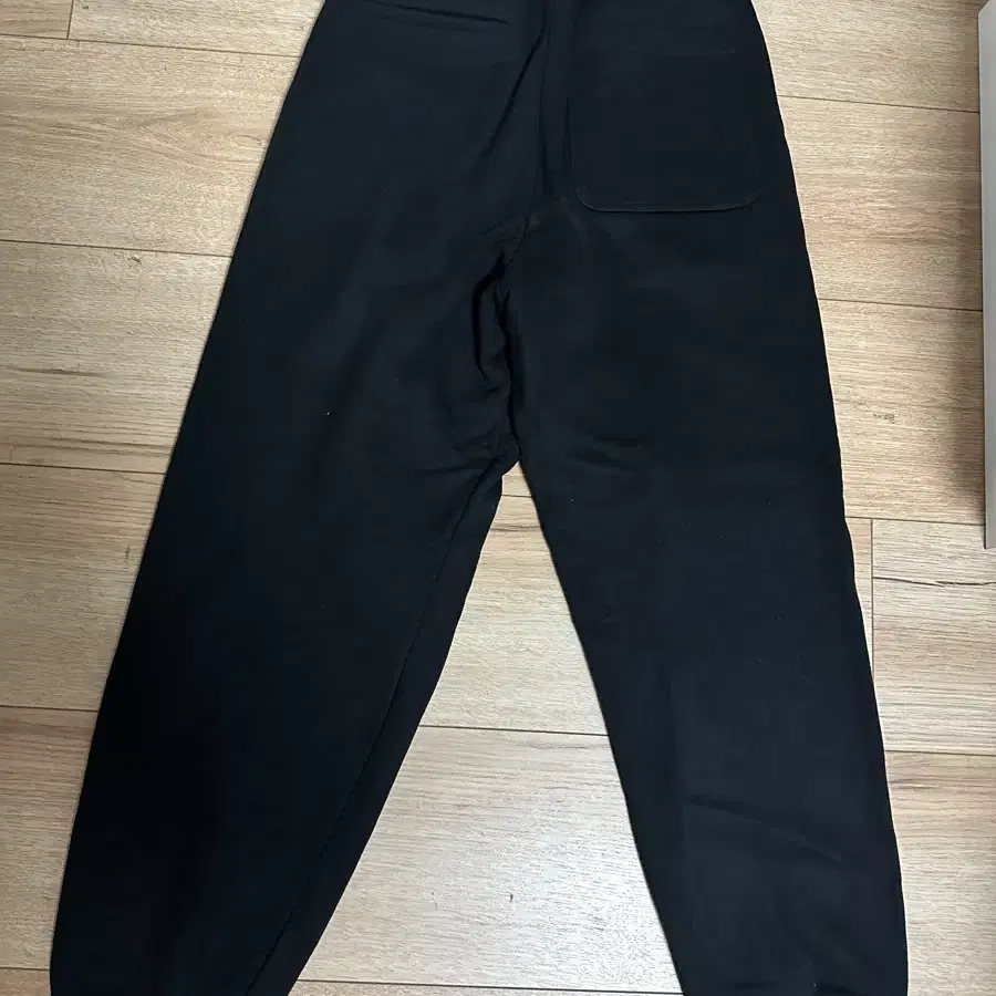 에스이오 LOGO TRACK PANTS BLACK 1