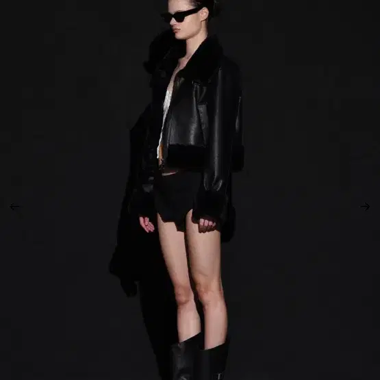 보헤미안서울 HIGH NECK SHORT MUSTANG IN BLACK