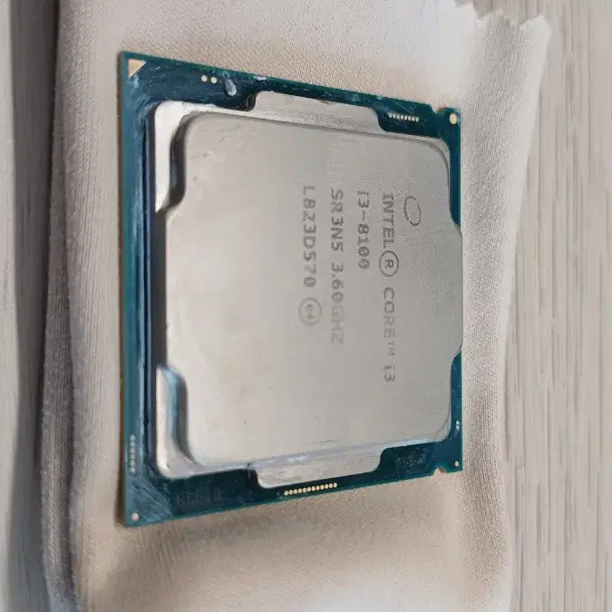 인텔 CPU 코어 I3-8100 팝니다 (쿨러 포함)