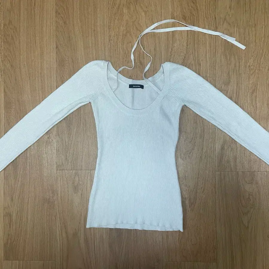 다이애그널 홀터 스트랩 니트 탑HALTER STRAP KNIT TOP