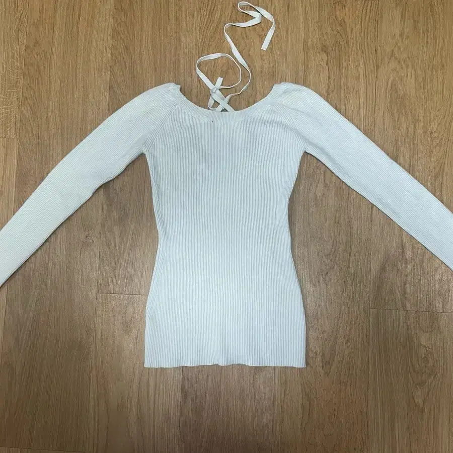 다이애그널 홀터 스트랩 니트 탑HALTER STRAP KNIT TOP