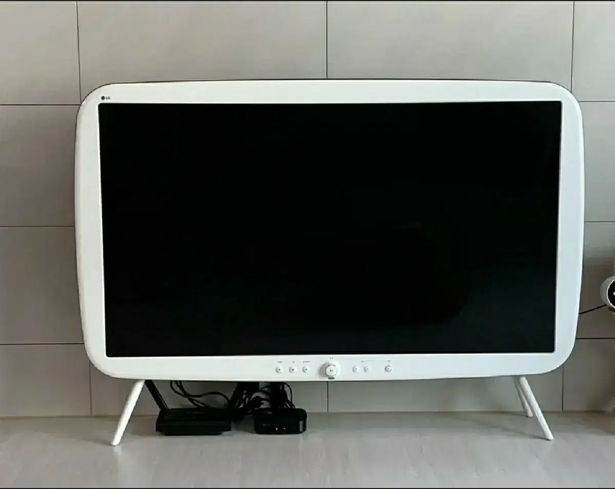 예쁜 LG 48인치 클래식 TV 루키인테리어로도 너무 이쁜 TV