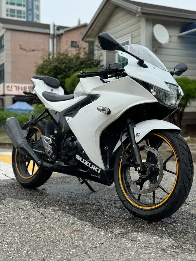 스즈키 gsxr-125 18년식 흰색차량 판매합니다.